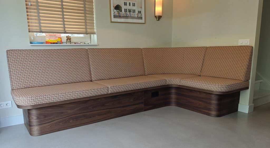 Bank bij eettafel